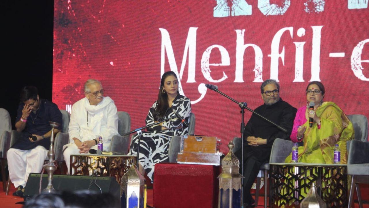 Mehfil-E-Khaas: Gulzar, Vishal Bharadwaj and Rekha Bharadwaj perform live at ‘Kuttey’ movie’s grand event. 